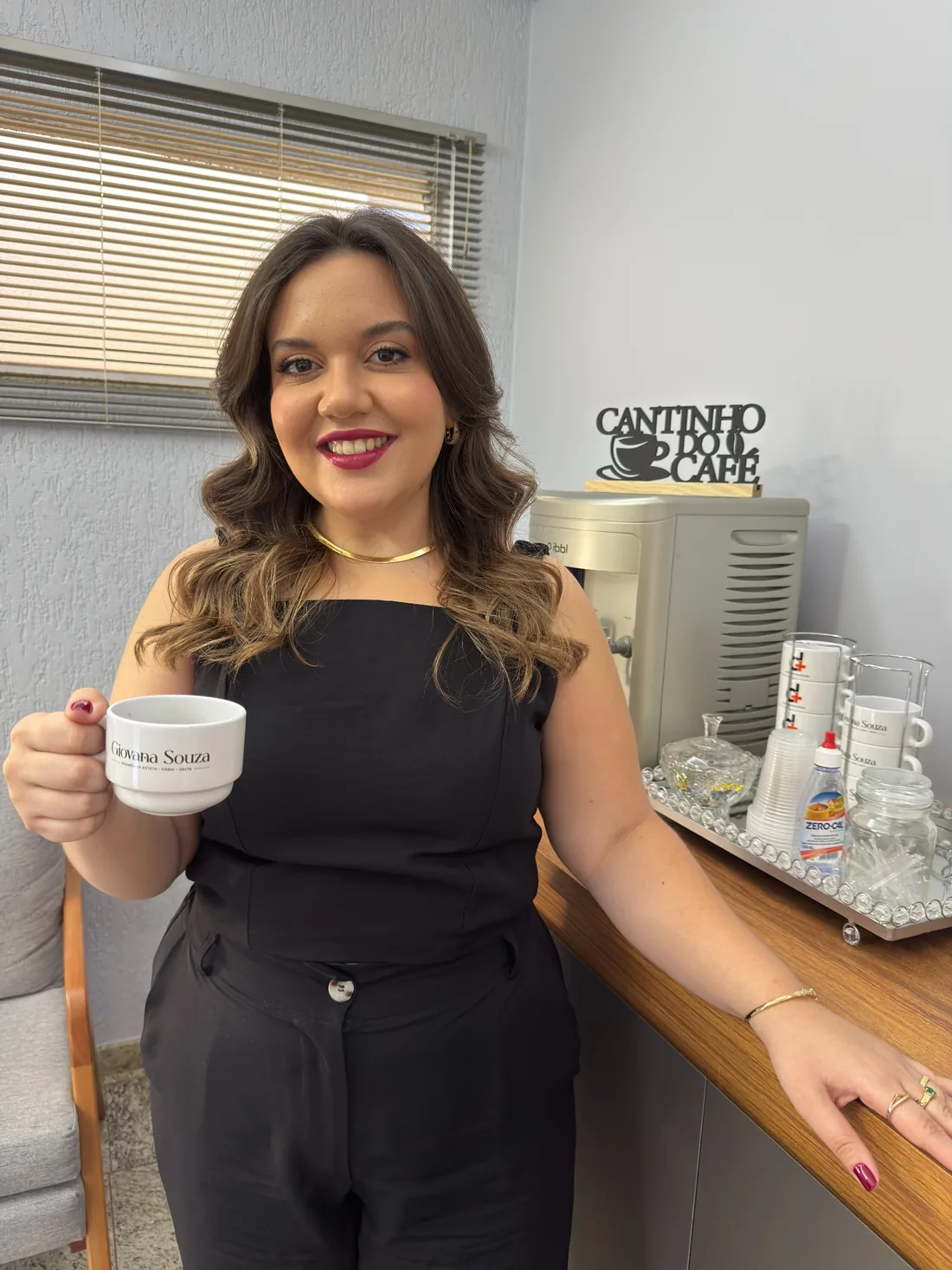 Dra. Giovana Souza segurando xícara personalizada